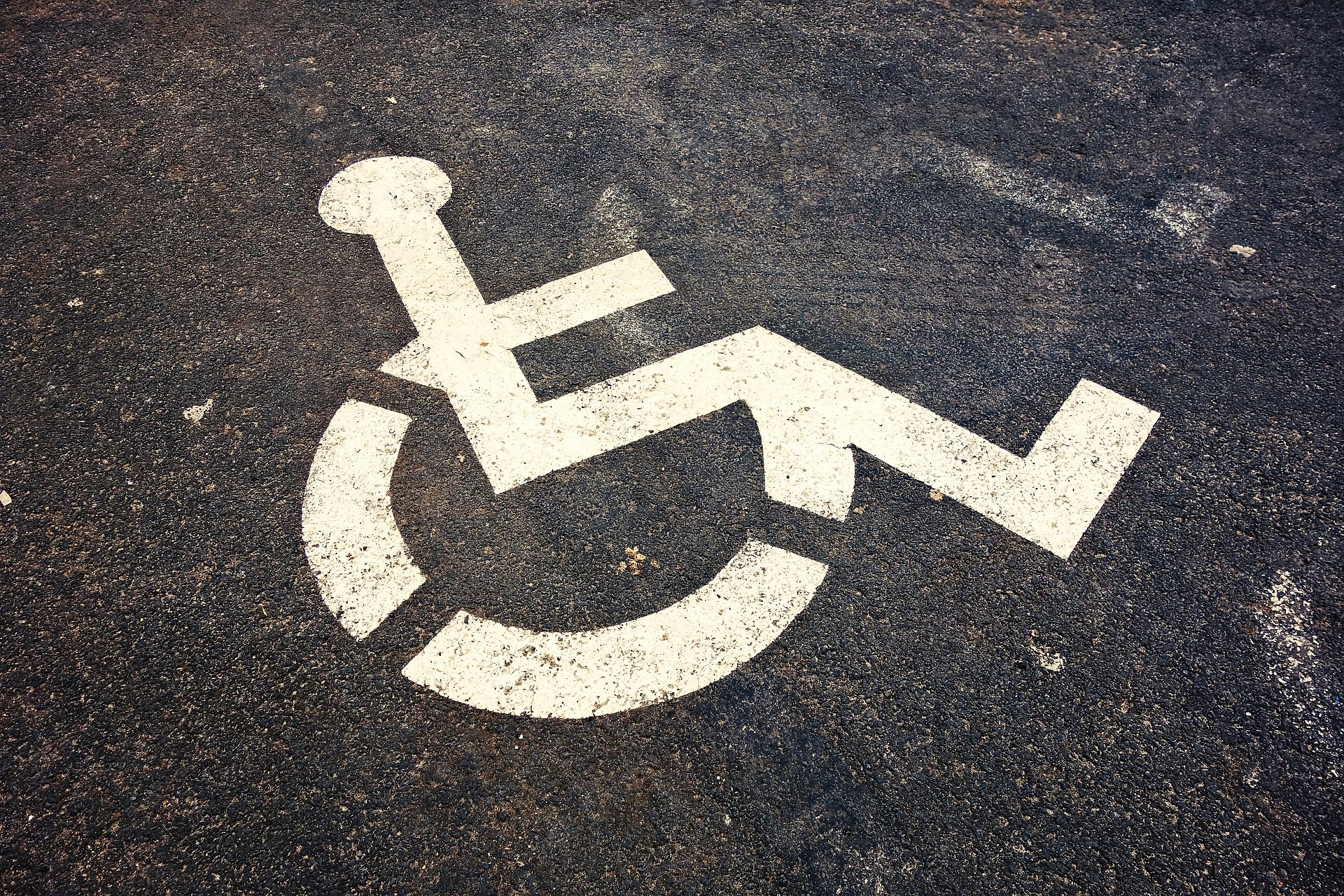 Aufgemaltes Rollstuhlsymbol